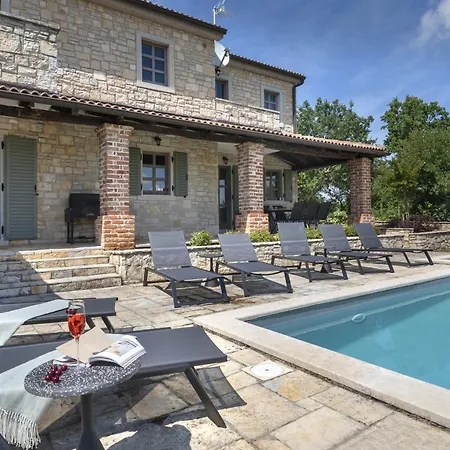 Vila Rustic Luna With Pool In Sveti Lovrec Sveti Lovreč Pazenatički
